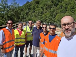 Sopralluogo istituzionale al cantiere del Ponte delle Rovine sulla SP 301 Entracque-San Giacomo, svoltosi nella mattinata di giovedì 6 agosto, alla presenza del Presidente della Provincia di Cuneo, del Sindaco di Entracque, dei rappresentanti dell’impresa esecutrice S.A.I.S.E.F., del progettista e dei tecnici della Direzione Lavori provinciale