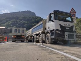 Un momento della la prova di carico sul nuovo ponte della strada provinciale 312 in località Limonetto