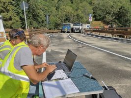 I tecnici del laboratorio registrano sul computer gli spostamenti del ponte