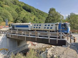 Un momento della la prova di carico sul nuovo ponte della strada provinciale 312 in località Limonetto