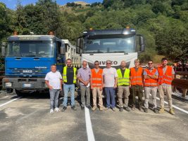 Il consigliere Pellegrino e il dirigente provinciale Nicola con i tecnici che hanno effettuato la prova di carico sul nuovo ponte della strada provinciale 312 in località Limonetto