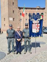 Il consigliere Pulitanò con il gonfalone della Provincia di Cuneo