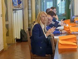 La consigliere con delega al bilancio Ivana Margherita Casale illustra i provvedimenti riguardanti la programmazione economico-finanziaria dell’ente