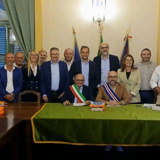 Foto di gruppo dei consiglieri provinciali con gli amministratori comunali di Moretta