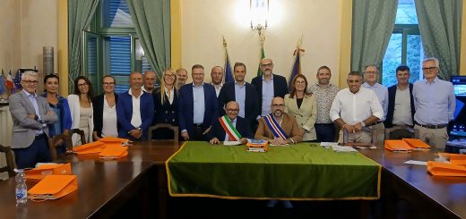 Foto di gruppo dei consiglieri provinciali con gli amministratori comunali di Moretta