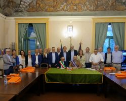 Foto di gruppo dei consiglieri provinciali con gli amministratori comunali di Moretta
