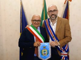 Il sindaco di Moretta Gatti consegna un gagliardetto del Comune al presidente Robaldo