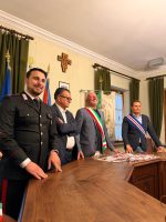 Il sindaco Rosso e il consigliere Manzone durante la cerimonia di consegna delle costituzioni ai neo maggiorenni di Sommariva Perno