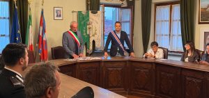 Il sindaco Rosso e il consigliere Manzone durante la cerimonia di consegna delle costituzioni ai neo maggiorenni di Sommariva Perno