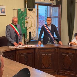 Il sindaco Rosso e il consigliere Manzone durante la cerimonia di consegna delle costituzioni ai neo maggiorenni di Sommariva Perno