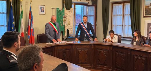 Il sindaco Rosso e il consigliere Manzone durante la cerimonia di consegna delle costituzioni ai neo maggiorenni di Sommariva Perno