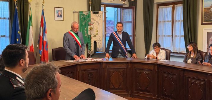 Il sindaco Rosso e il consigliere Manzone durante la cerimonia di consegna delle costituzioni ai neo maggiorenni di Sommariva Perno