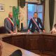 Il sindaco Rosso e il consigliere Manzone durante la cerimonia di consegna delle costituzioni ai neo maggiorenni di Sommariva Perno