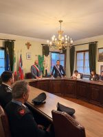 Il sindaco Rosso e il consigliere Manzone durante la cerimonia di consegna delle costituzioni ai neo maggiorenni di Sommariva Perno