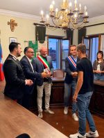 Un momento della cerimonia di consegna delle costituzioni ai neo maggiorenni di Sommariva Perno