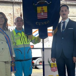 La consigliera D'Ulisse sul palco di piazza Virginio per la celebrazione dei 20 anni della Misericordia di Cuneo