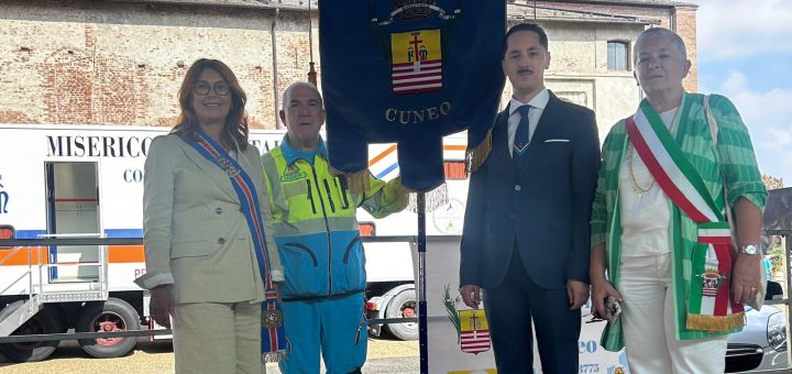 La consigliera DUlisse sul palco di piazza Virginio per la celebrazione dei 20 anni della Misericordia di Cuneo