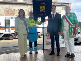 La consigliera D'Ulisse sul palco di piazza Virginio per la celebrazione dei 20 anni della Misericordia di Cuneo