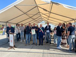Il consigliere Simone Manzone durante le premiazioni a Caramagna Piemonte