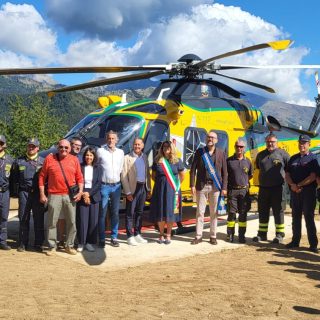 Le autorità presenti all'inaugurazione della nuova elisuperficie di Briga Alta