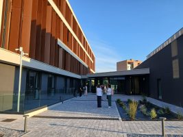 L'ingresso degli alunni nella nuova sede dell'istituto Guala