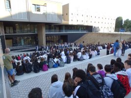 Un momento dell'accoglienza delle classi prima presso l'anfiteatro del nuovo istituto Grandis