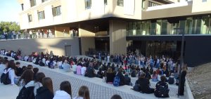 Un momento dellaccoglienza delle classi prima presso lanfiteatro del nuovo istituto Grandis