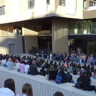 Un momento dell'accoglienza delle classi prima presso l'anfiteatro del nuovo istituto Grandis