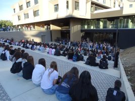 Un momento dell'accoglienza delle classi prima presso l'anfiteatro del nuovo istituto Grandis