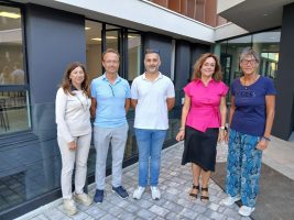 La dirigente Massucco con i suoi collaboratori di fronte alla nuova sede dell'istituto Guala