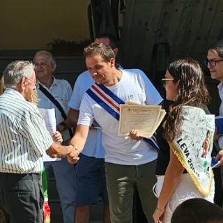 Il consigliere Manzone alla consegna della Costituzione ai neo maggiorenni di Ceresole d'Alba