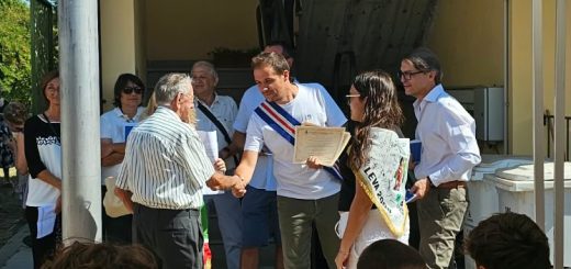 Il consigliere Manzone alla consegna della Costituzione ai neo maggiorenni di Ceresole d'Alba