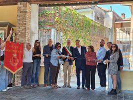 Nuova Casa delle Associazioni a Monteu Roero il consigliere Simone Manzone al taglio del nastro