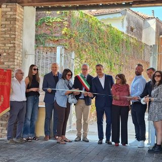 Nuova Casa delle Associazioni a Monteu Roero il consigliere Simone Manzone al taglio del nastro