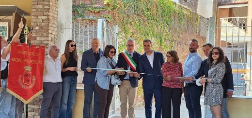 Nuova Casa delle Associazioni a Monteu Roero il consigliere Simone Manzone al taglio del nastro