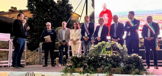 Il consigliere Sannazzaro sul palco delle autorità durante la Sagra della Noce di VIllanova Solaro