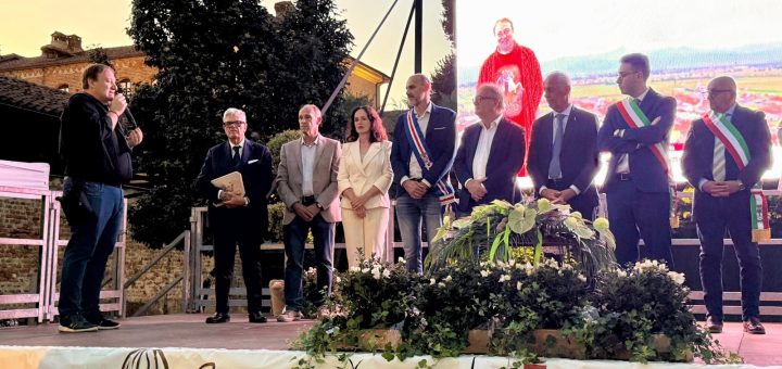 Il consigliere Sannazzaro sul palco delle autorità durante la Sagra della Noce di VIllanova Solaro