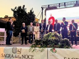 Il consigliere Sannazzaro sul palco delle autorità durante la Sagra della Noce di VIllanova Solaro