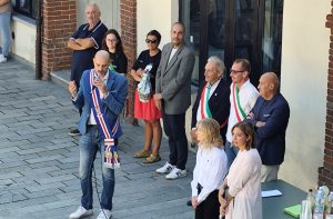 Il consigliere Davide Sannazzaro al taglio del nastro della nuova aula outdoor di Scarnafigi