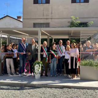 Il consigliere Davide Sannazzaro al taglio del nastro della nuova aula outdoor di Scarnafigi
