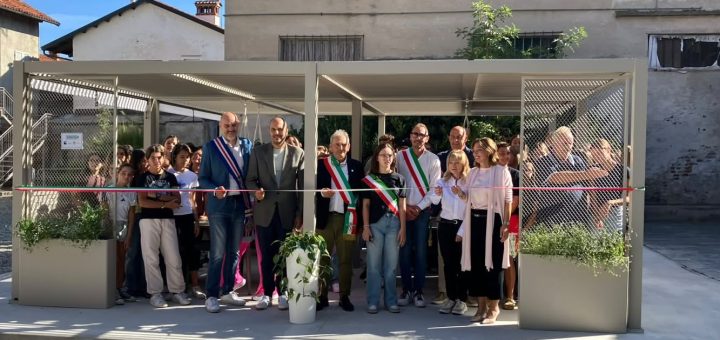 Il consigliere Davide Sannazzaro al taglio del nastro della nuova aula outdoor di Scarnafigi