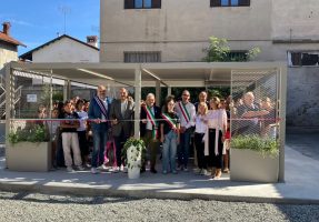 Il consigliere Davide Sannazzaro al taglio del nastro della nuova aula outdoor di Scarnafigi