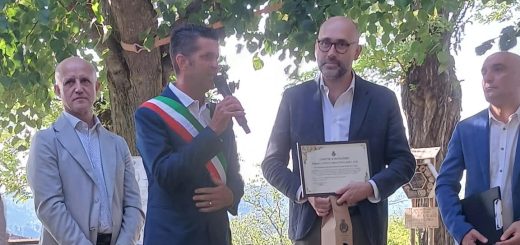 L'intervento del sindaco di Monchiero Filippo Costa durante la consegna del “Premio Attività Produttive 2026”