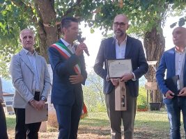 L'intervento del sindaco di Monchiero Filippo Costa durante la consegna del “Premio Attività Produttive 2026”