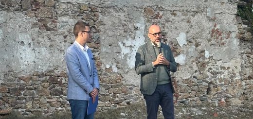L'intervento del presidente Robaldo durante l'inaugurazione del restauro della torre del castello medievale d Nucetto