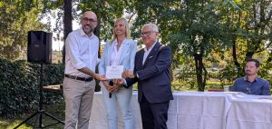 Il presidente della Provincia Luca Robaldo e il consigliere Rocco Pulitanò con Tiziana Martino, coordinatrice per il Piemonte dellAssociazione Nazionale Denominazioni Comunali (De.Co.)