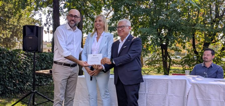 Il presidente della Provincia Luca Robaldo e il consigliere Rocco Pulitanò con Tiziana Martino, coordinatrice per il Piemonte dellAssociazione Nazionale Denominazioni Comunali (De.Co.)