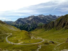 Veduta panoramica della strada del Colle dell'Agnello