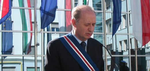 Raffaele Costa con la fascia da presidente della Provincia