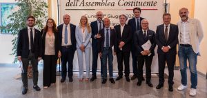 Foto di gruppo dei consiglieri provinciali presenti al consiglio provinciale aperto per gli 80 anni dellAssemblea Costituente (foto di Paolo Leone)